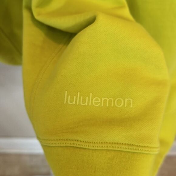 Like New LULULEMON PERFECTLY OVERSIZED CREW IN YELLOW SERPENTINE - Picture 4 of 4
